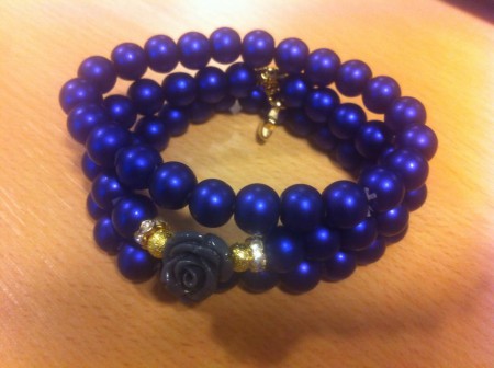 blauwe armband met roosje en bedel